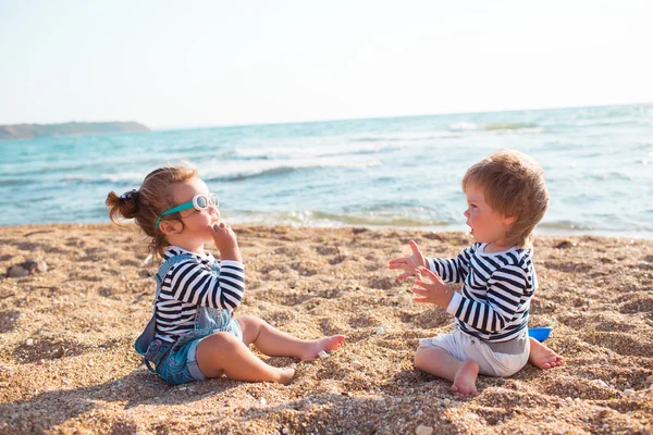 Niños en la playa — Foto de Stock