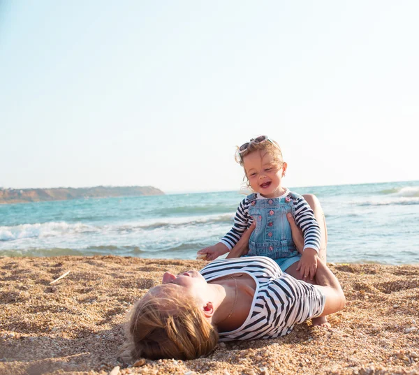 Anya a lányát a strandon — Stock Fotó