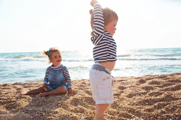 Enfants sur la plage — Photo