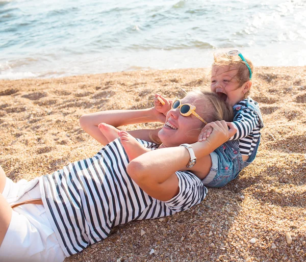 Mãe com filha na praia — Fotografia de Stock