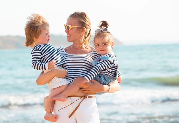 Mutter mit Kindern am Strand — Stockfoto