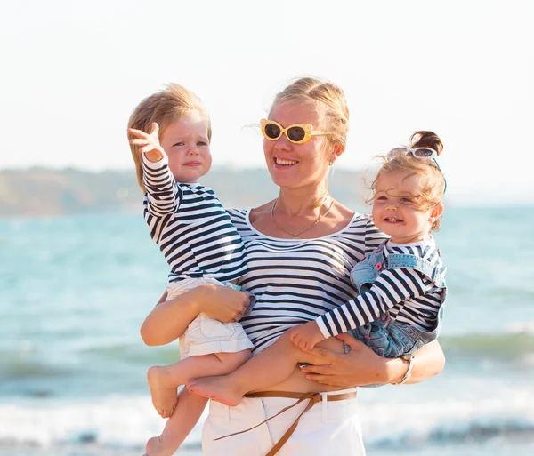 Mutter mit Kindern am Strand — Stockfoto