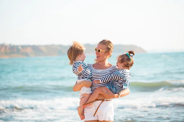 Matka s dětmi na pláži — Stock fotografie