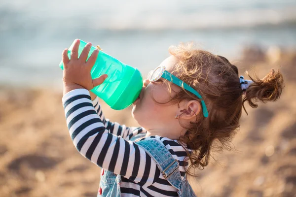 Niña en la playa — Foto de Stock