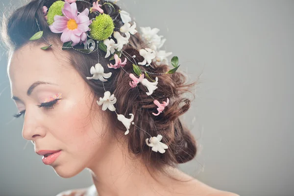 Mujer con flores en el pelo — Foto de Stock