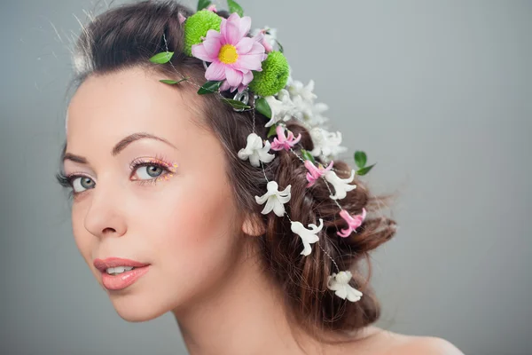 Mujer con flores en el pelo — Foto de Stock