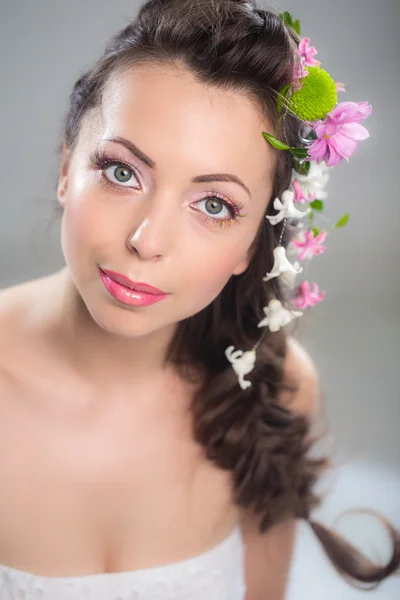 Mulher com flores no cabelo — Fotografia de Stock