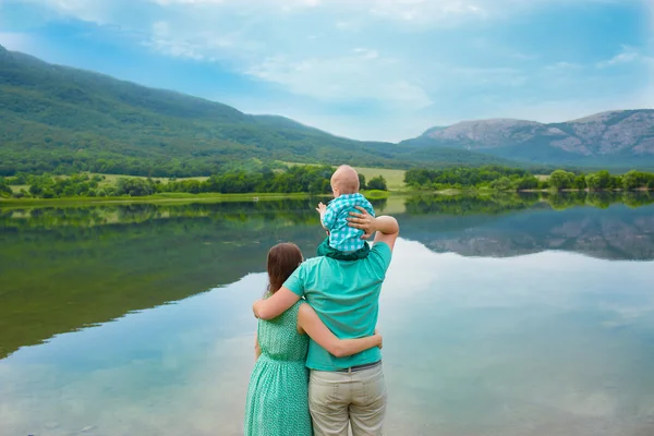 Göl kenarında oturan aile — Stok fotoğraf