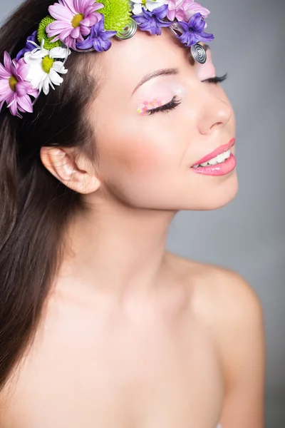 Femme avec des fleurs dans les cheveux — Photo