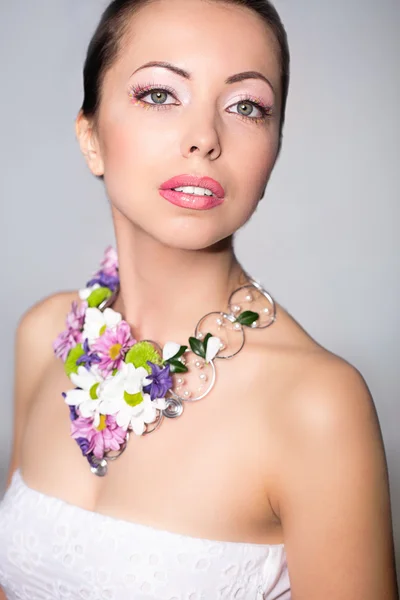 Kobieta z naszyjnik flower — Zdjęcie stockowe