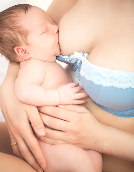 Mutter stillt ihr Baby — Stockfoto