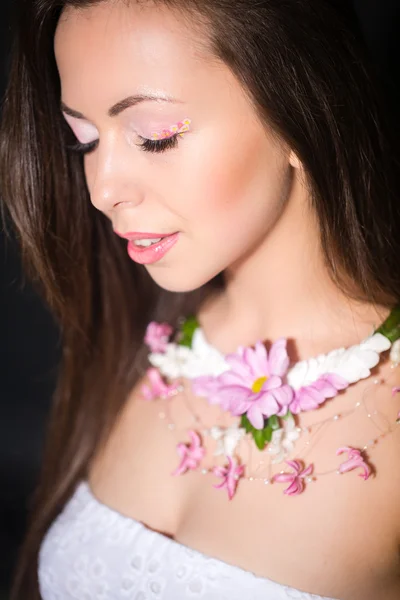 Žena s náhrdelník květina — Stock fotografie