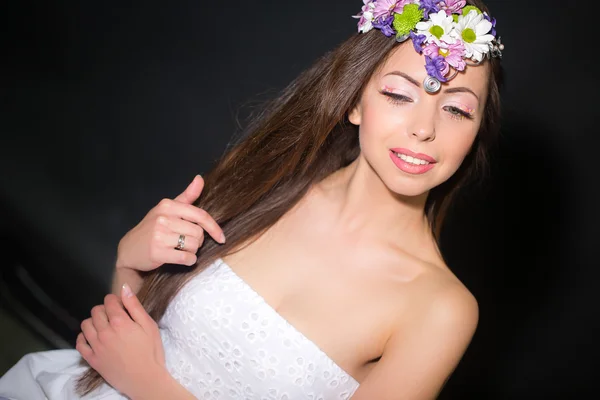 Frau mit Blumen im Haar — Stockfoto