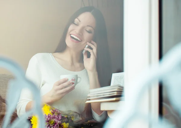 Telefonda konuşan genç kadın — Stok fotoğraf