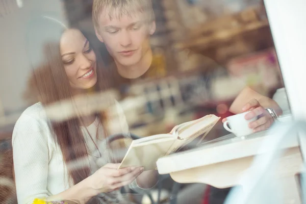 Jovem casal em caffe — Fotografia de Stock