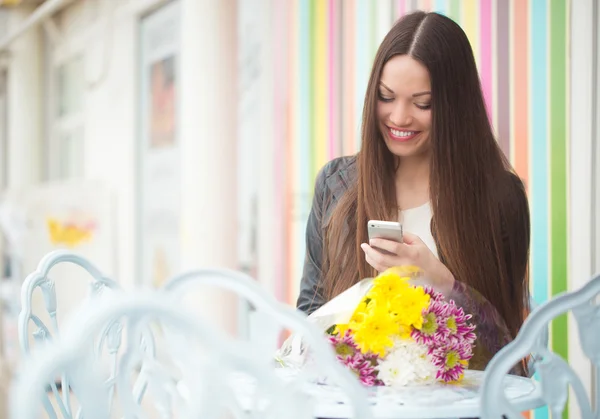 Jeune femme avec le téléphone — Photo