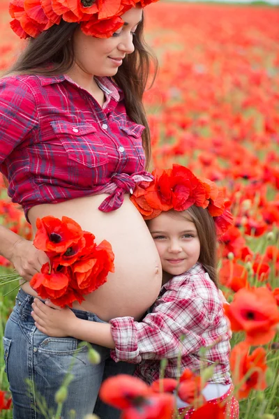 Família no campo de papoula — Fotografia de Stock