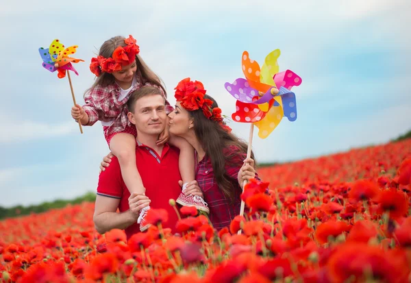 Famiglia sul campo di papaveri — Foto Stock