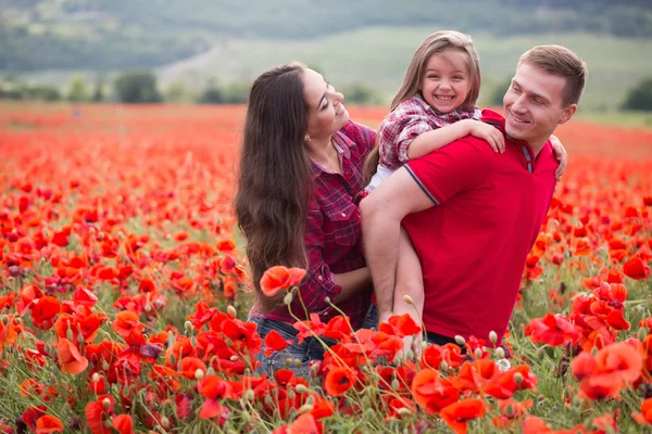 Família no campo de papoula — Fotografia de Stock