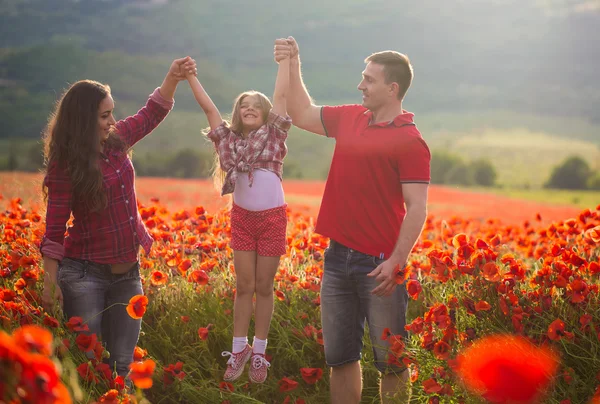 Famiglia sul campo di papaveri — Foto Stock