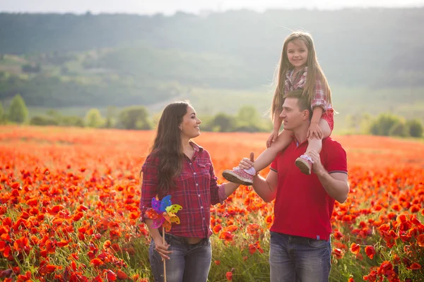 Family on the poppy field — Stockfoto