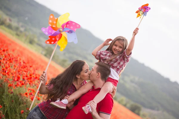 Familie auf dem Mohnfeld — Stockfoto