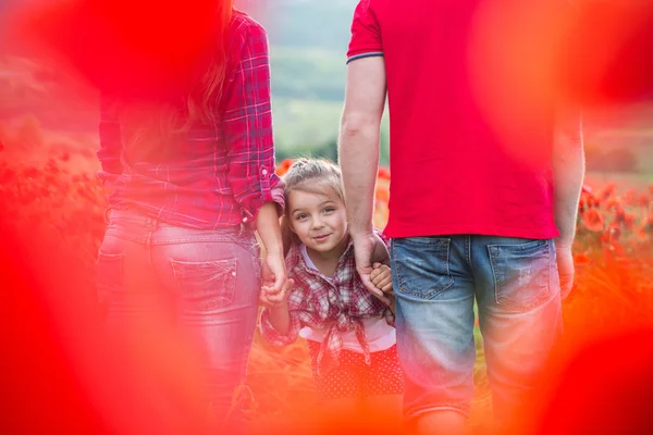 Familie auf dem Mohnfeld — Stockfoto