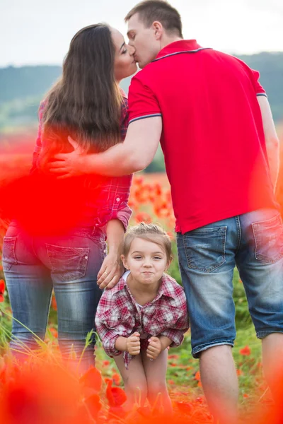 Rodina na makovém poli — Stock fotografie