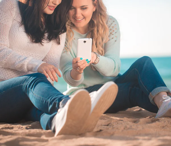 Deux petites amies reposant sur la plage — Photo