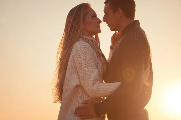 Pareja joven al atardecer — Foto de Stock