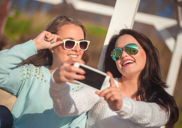 Två tjejer tar selfie — Stockfoto