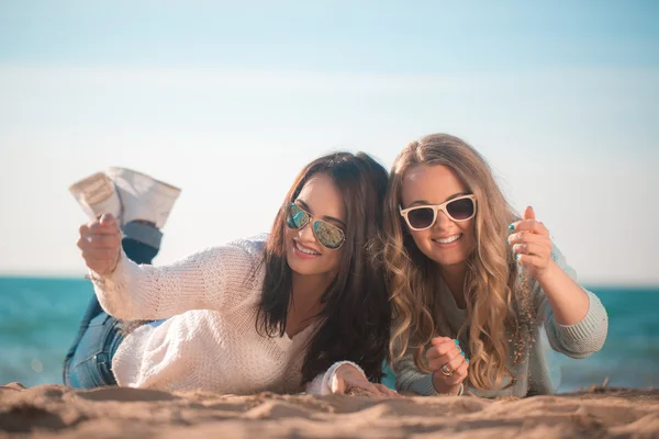 Dos chicas tomando selfie — Foto de Stock