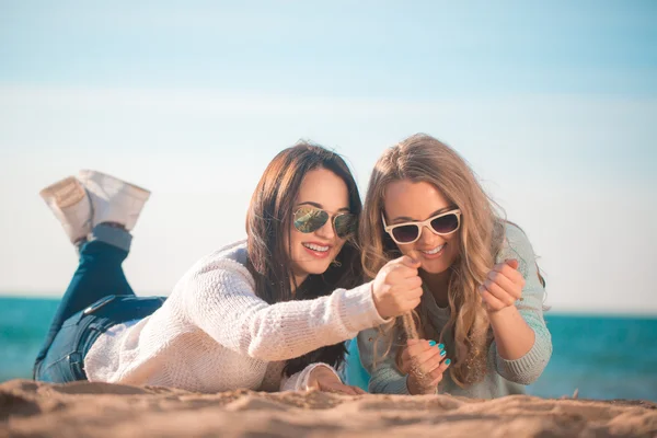 Two girlfriends resting on the beach — 스톡 사진