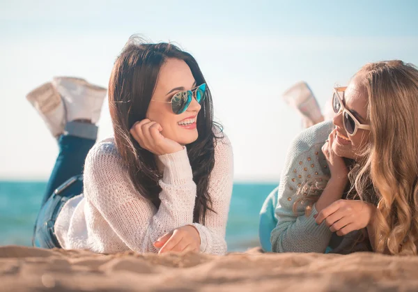 Two girlfriends resting on the beach — 图库照片