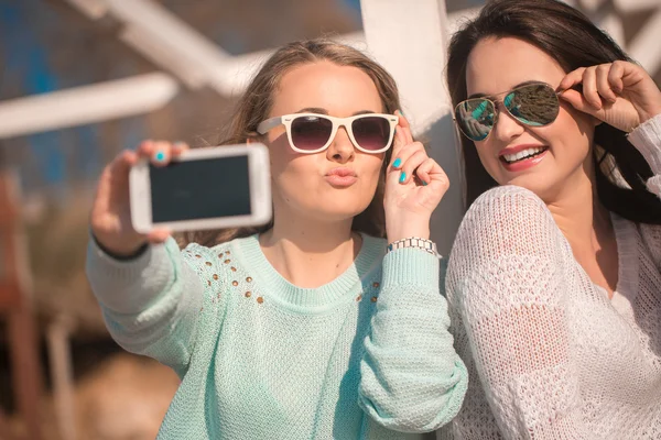 Dos chicas tomando selfie — Foto de Stock