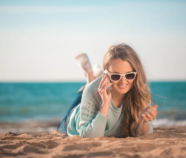 Belle fille sur la plage — Photo