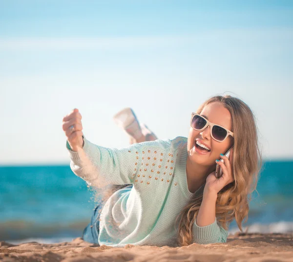 Belle fille sur la plage — Photo