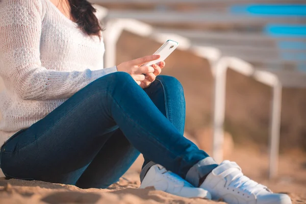 Schöne Mädchen am Strand mit Handy — Stockfoto