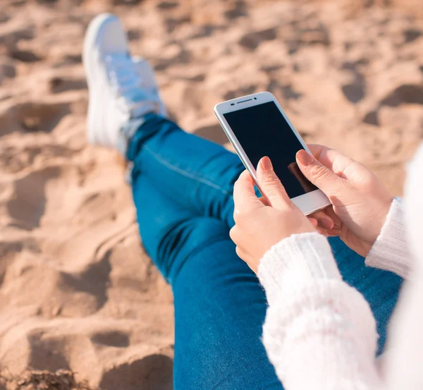 Schöne Mädchen am Strand mit Handy — Stockfoto