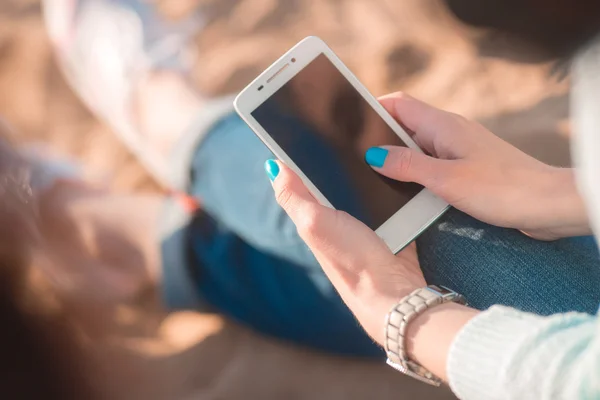 Schöne Mädchen am Strand mit Handy — Stockfoto