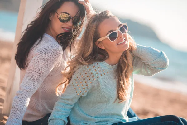 Meisjes op het strand — Stockfoto