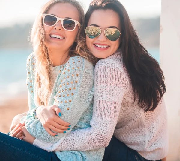 Girls on the beach — Stock Photo, Image