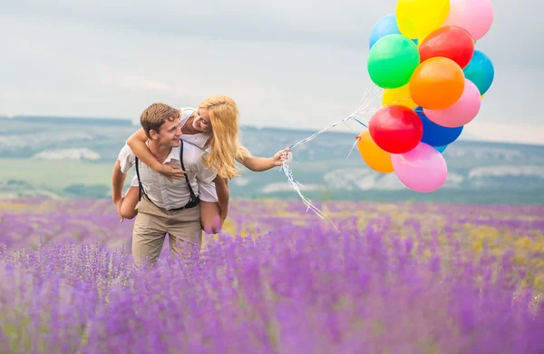 Coppia felice sul campo di lavanda — Foto Stock