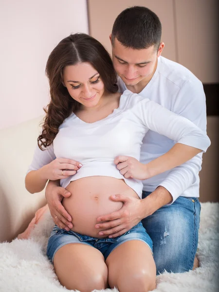 Семья ждет новорожденного — стоковое фото