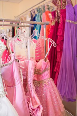 Abiye bir askı üzerinde