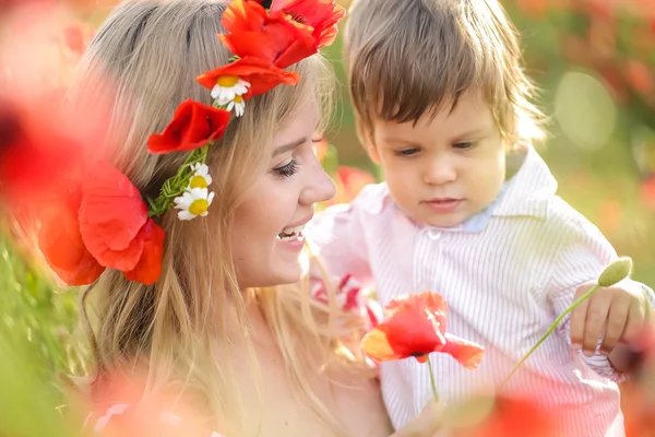 Family on poppy field — Stock Photo, Image