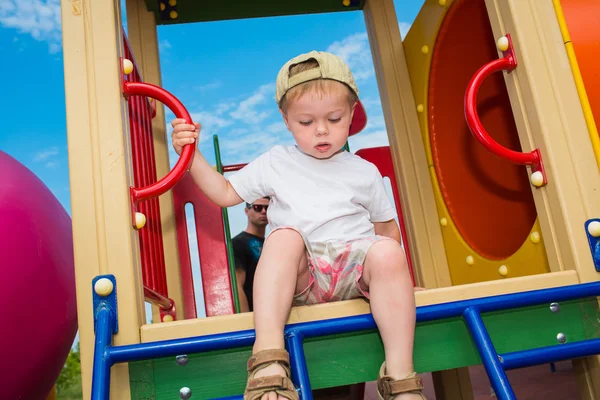 Kleine jongen op de speelplaats — Stockfoto