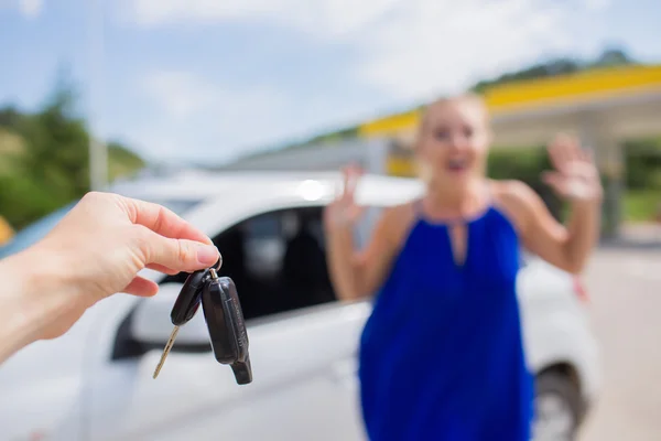 Jemand gibt Autoschlüssel ab — Stockfoto