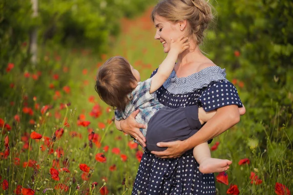 Family on poppy field — Stock Photo, Image