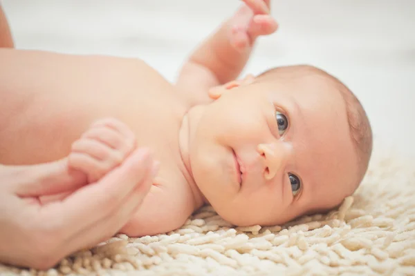 Kleines neugeborenes Mädchen — Stockfoto